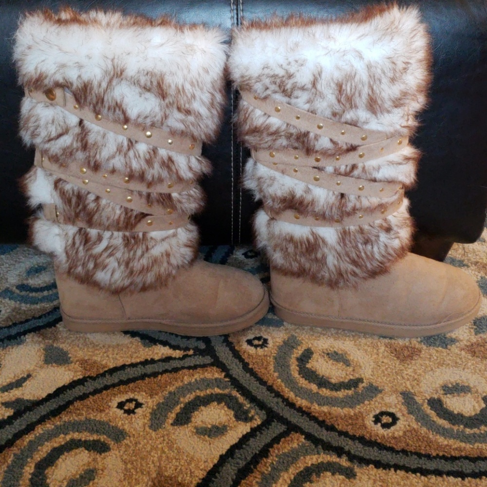 Size 7 just fab fur boots